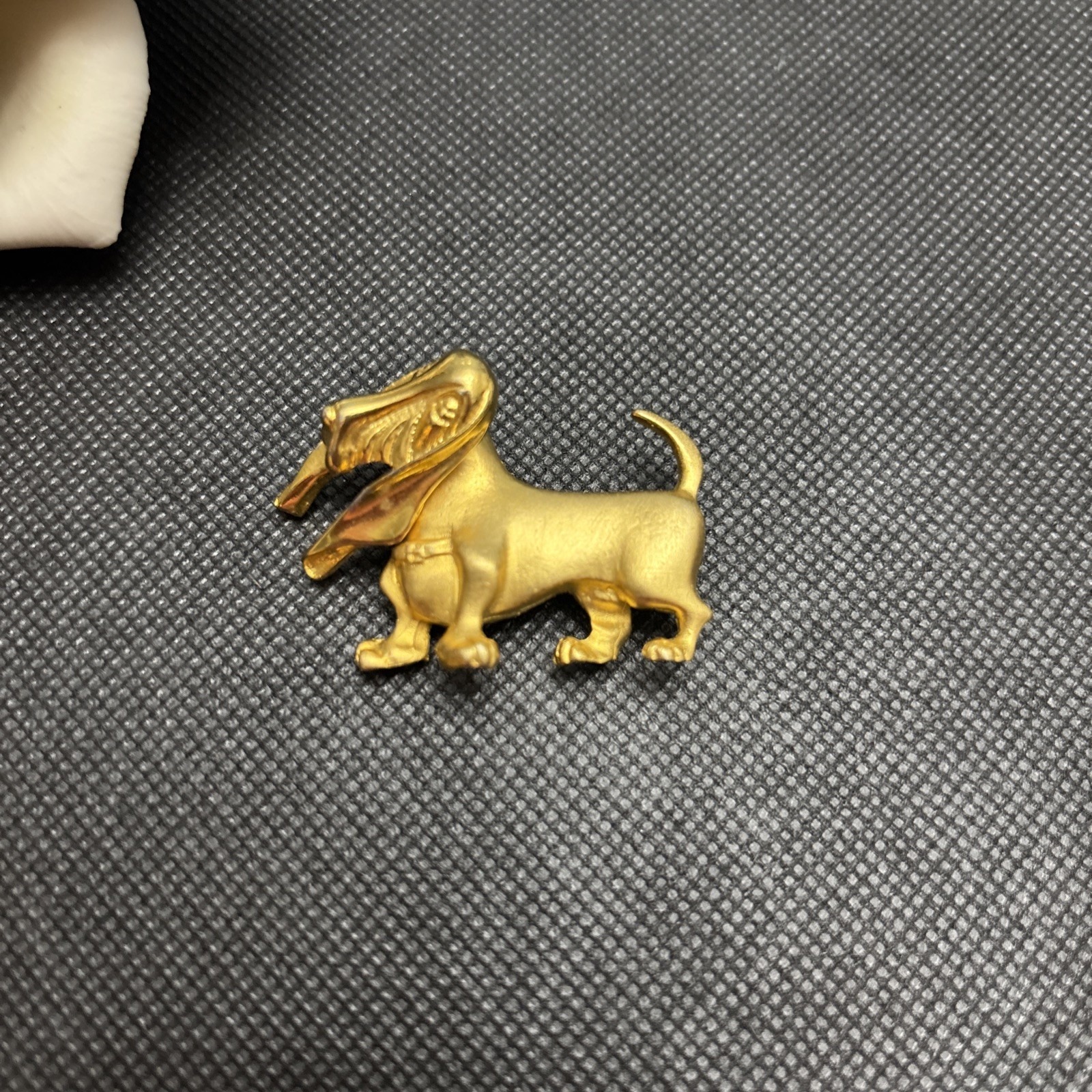 Vintage Basset Hound Brooch Moving Head Goldtone 11$